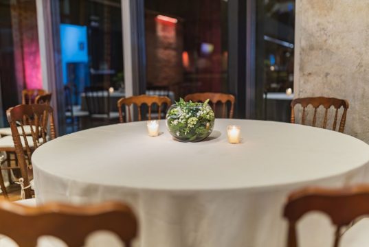 Stoły eventowe – jak wybrać model dopasowany do potrzeb wydarzenia